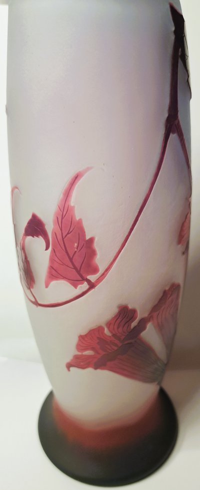   Vase mit Engelstrompetendekor aus violettem Cameoglas D'ARGENTAL - Paul NICOLAS (1875-1952)