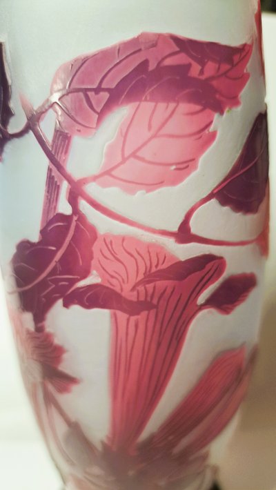   Vase mit Engelstrompetendekor aus violettem Cameoglas D'ARGENTAL - Paul NICOLAS (1875-1952)