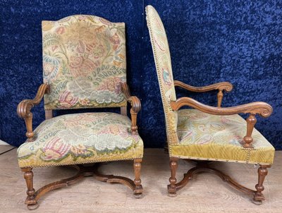 Paire De Fauteuils Louis XIII En Noyer Vers 1850