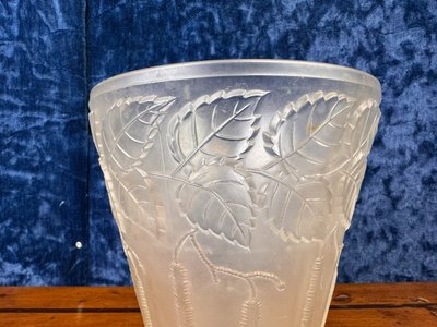 Jugendstilvase aus gefrostetem, gepresstem Glas