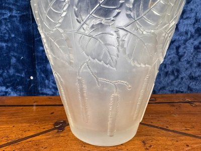 Jugendstilvase aus gefrostetem, gepresstem Glas