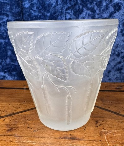 Jugendstilvase aus gefrostetem, gepresstem Glas
