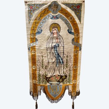 BANNIÈRE DE PROCESSION EN L’HONNEUR DE NOTRE-DAME-DE-LOURDES. French religious procession banner.