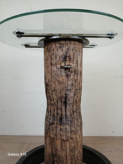Design industriale per questo tavolo alto realizzato con una carrucola antica e un albero di legno