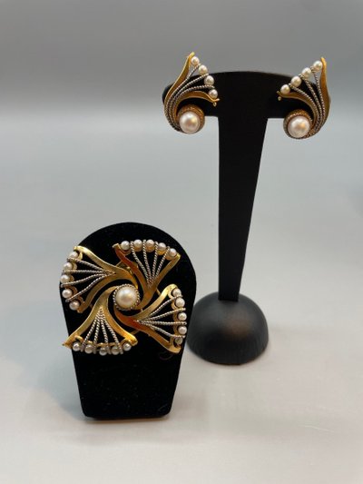 Parure Composée D’une Broche Et D’une Paire De Boucles D’oreilles Or & Perles