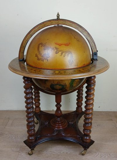 Kultiger Vintage-Cocktailbarschrank mit Weltkarte aus den 1970er Jahren