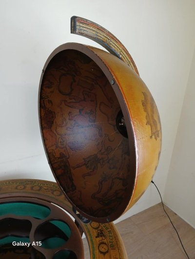 Kultiger Vintage-Cocktailbarschrank mit Weltkarte aus den 1970er Jahren