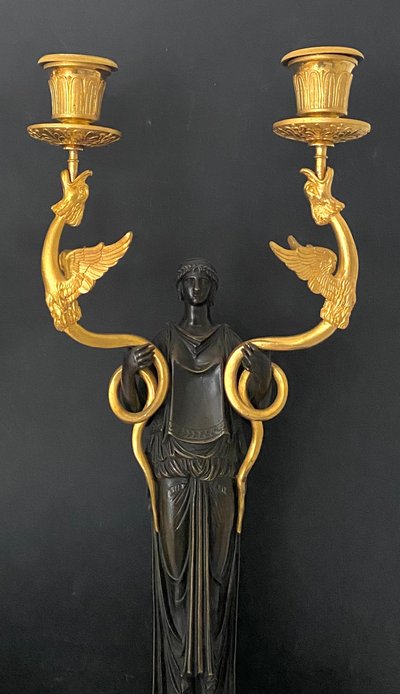 Coppia di candelabri a due luci in bronzo dorato e patinato, epoca Impero, circa 1810.