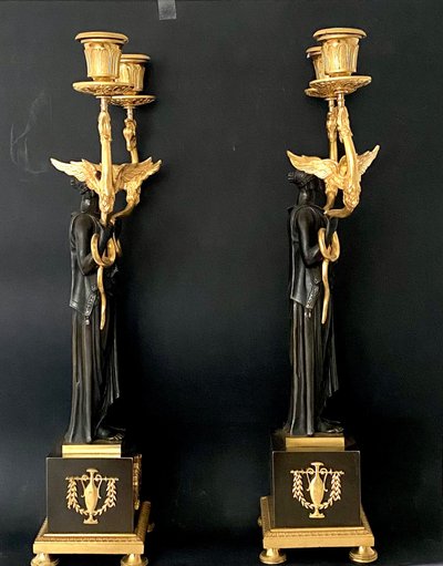 Coppia di candelabri a due luci in bronzo dorato e patinato, epoca Impero, circa 1810.