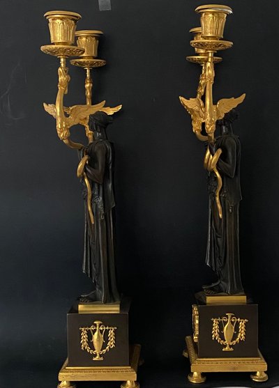 Coppia di candelabri a due luci in bronzo dorato e patinato, epoca Impero, circa 1810.