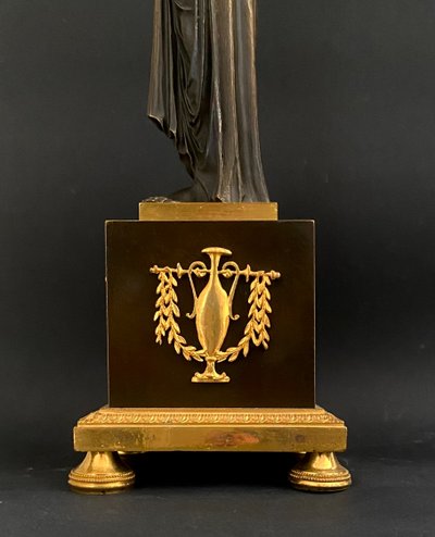 Coppia di candelabri a due luci in bronzo dorato e patinato, epoca Impero, circa 1810.