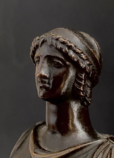 Coppia di candelabri a due luci in bronzo dorato e patinato, epoca Impero, circa 1810.