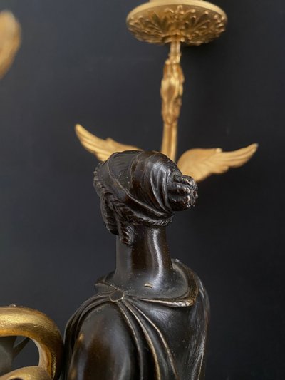 Coppia di candelabri a due luci in bronzo dorato e patinato, epoca Impero, circa 1810.
