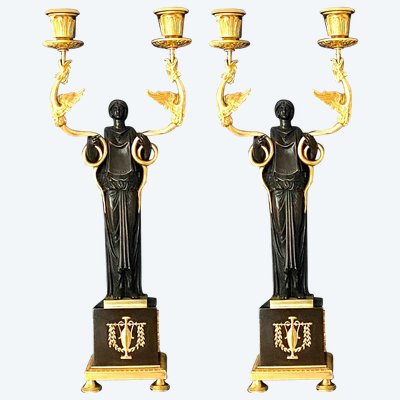 Coppia di candelabri a due luci in bronzo dorato e patinato, epoca Impero, circa 1810.