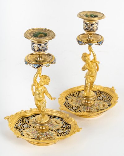 Coppia di candelieri in bronzo dorato e smalto cloisonné, fine XIX secolo