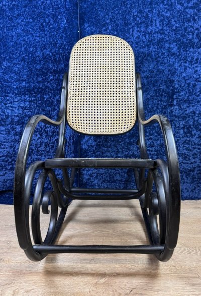 Schaukelstuhl Im Geschmack Von Thonet Aus Gebogenem Holz Geschwärzt