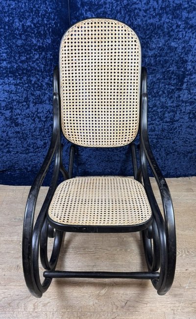 Schaukelstuhl Im Geschmack Von Thonet Aus Gebogenem Holz Geschwärzt
