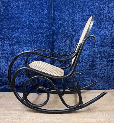 Schaukelstuhl Im Geschmack Von Thonet Aus Gebogenem Holz Geschwärzt