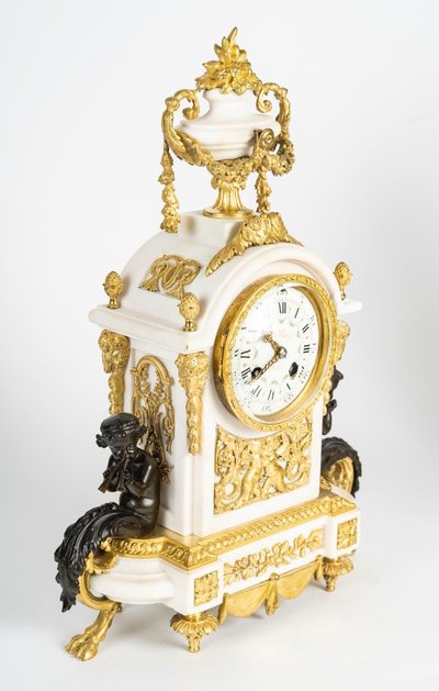Une Garniture En Bronze Doré Et Marbre Blanc, 19th Century