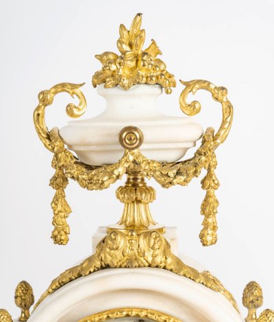 Une Garniture En Bronze Doré Et Marbre Blanc, 19th Century