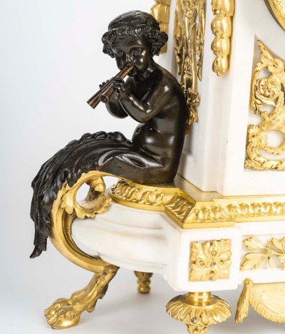 Une Garniture En Bronze Doré Et Marbre Blanc, 19th Century
