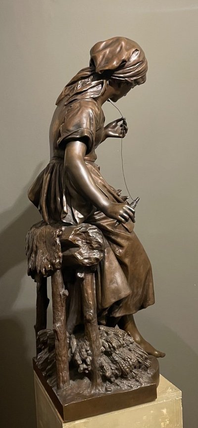 Scultura in bronzo "La filatrice" di Mathurin Moreau