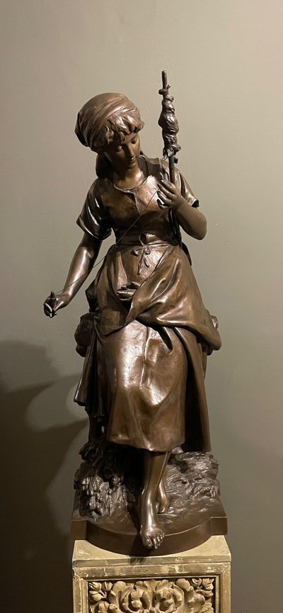 Scultura in bronzo "La filatrice" di Mathurin Moreau