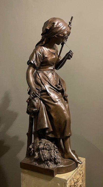 Scultura in bronzo "La filatrice" di Mathurin Moreau