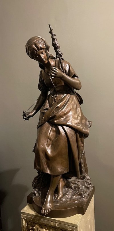 Scultura in bronzo "La filatrice" di Mathurin Moreau