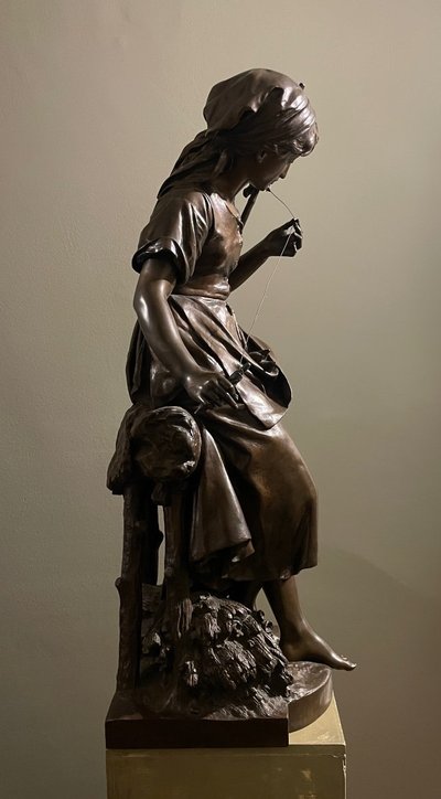 Scultura in bronzo "La filatrice" di Mathurin Moreau