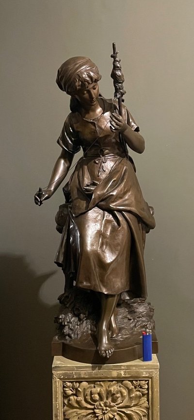 Scultura in bronzo "La filatrice" di Mathurin Moreau