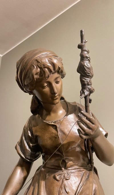 Scultura in bronzo "La filatrice" di Mathurin Moreau
