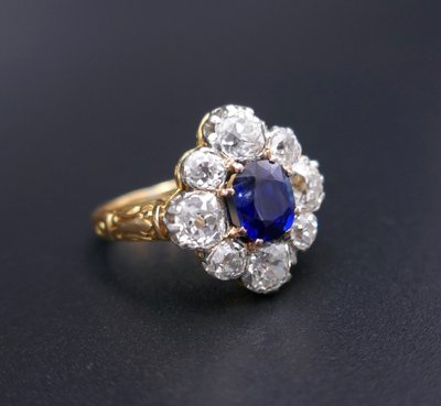 Anello con zaffiro e diamanti, oro e platino.