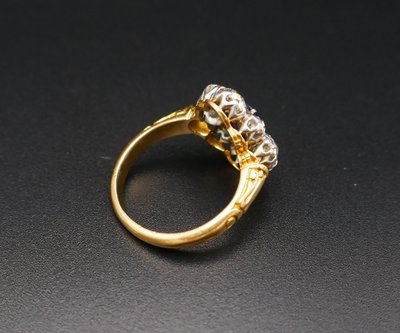 Anello con zaffiro e diamanti, oro e platino.
