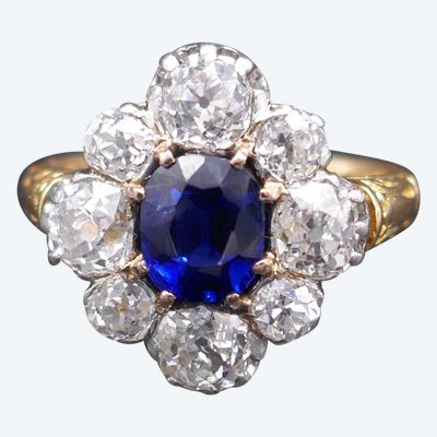 Anello con zaffiro e diamanti, oro e platino.