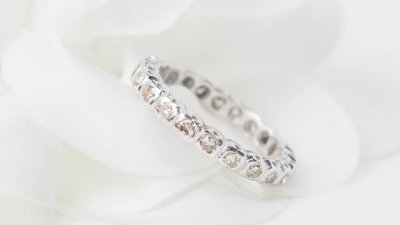 Fede americana in oro bianco e diamanti 0,22 carati