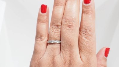 Mezza fede in oro bianco e diamanti 0,50ct