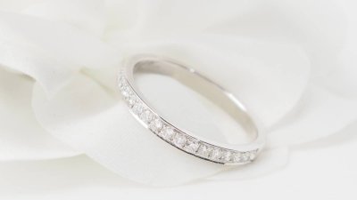 Mezza fede in oro bianco e diamanti 0,50ct