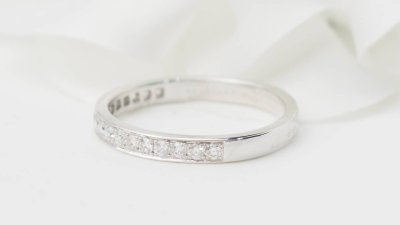 Mezza fede in oro bianco e diamanti 0,50ct