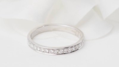 Mezza fede in oro bianco e diamanti 0,50ct