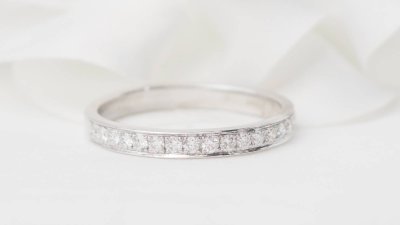 Mezza fede in oro bianco e diamanti 0,50ct