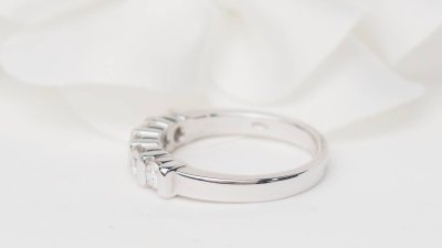 Mezza fede in oro bianco e diamanti 0,60ct