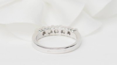 Mezza fede in oro bianco e diamanti 0,60ct