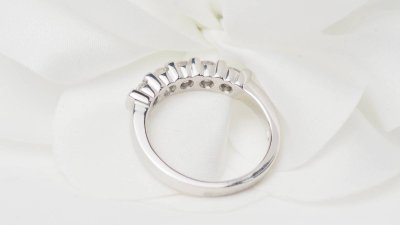 Mezza fede in oro bianco e diamanti 0,60ct
