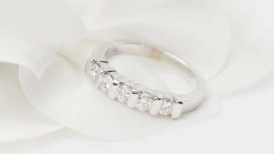 Mezza fede in oro bianco e diamanti 0,60ct
