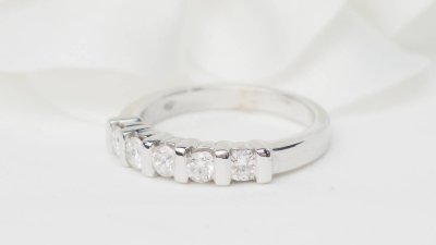 Mezza fede in oro bianco e diamanti 0,60ct