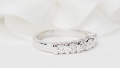 Mezza fede in oro bianco e diamanti 0,60ct