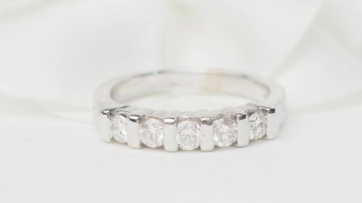 Mezza fede in oro bianco e diamanti 0,60ct