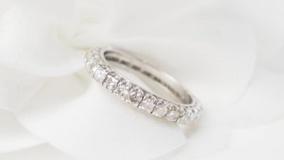 Fede americana in oro bianco e diamanti da 1,12 carati