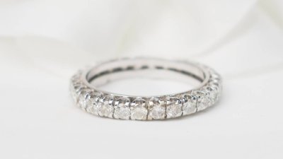 Fede americana in oro bianco e diamanti da 1,12 carati